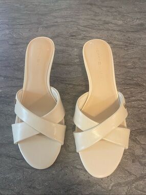 Tommy Hilfiger Ivory Crisscross Slide Mules, size 7.5
